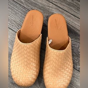 Universal Thread Mule women’s size 10 clog